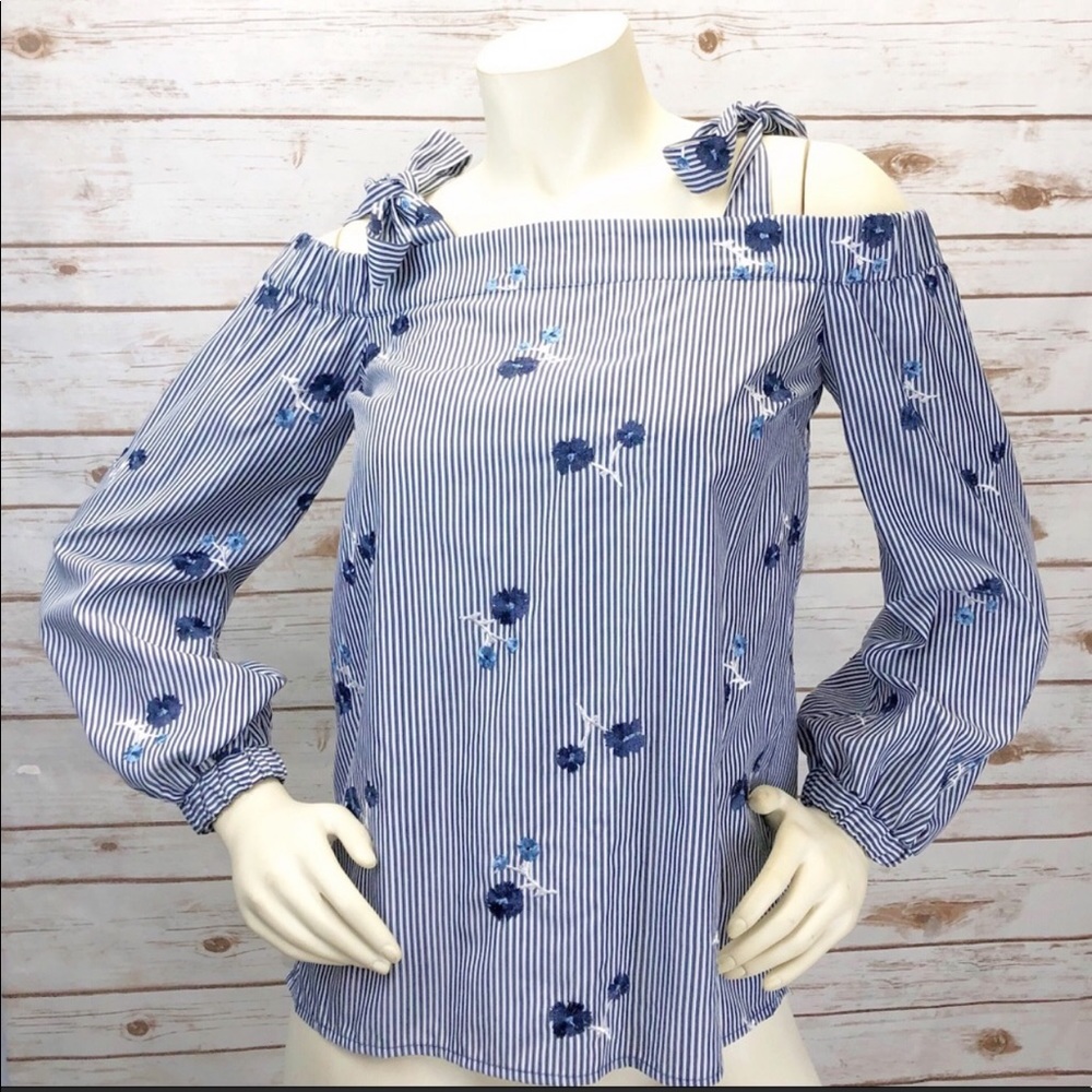 🦋 Micheal Kors flower Embroided top 🦋